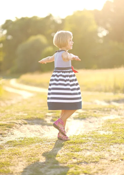 Portrait de petite fille en plein air en été — Photo