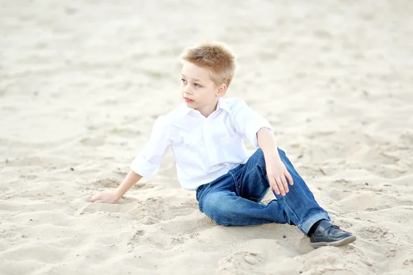 Porträt eines kleinen Jungen am Strand im Sommer — Stockfoto