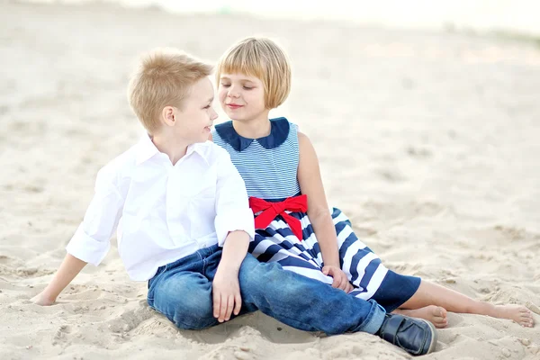 Portret van een jongen en een meisje op het strand in de zomer — Stockfoto