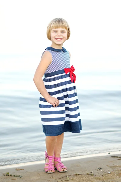 Retrato de niña al aire libre en verano —  Fotos de Stock