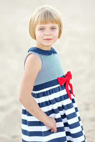 Portrait of little girl outdoors in summer — Stock Photo, Image