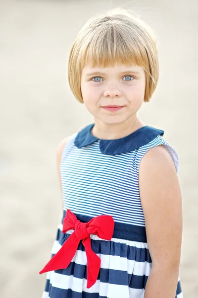 Porträt eines kleinen Mädchens im Sommer — Stockfoto