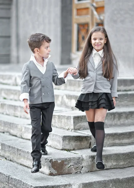 Portrait d'un garçon et d'une fille en costume scolaire — Photo