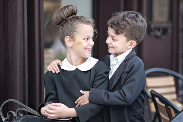 Retrato de um menino e uma menina em terno escolar — Fotografia de Stock