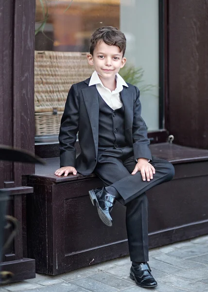 Porträt eines kleinen Jungen im Business-Stil — Stockfoto