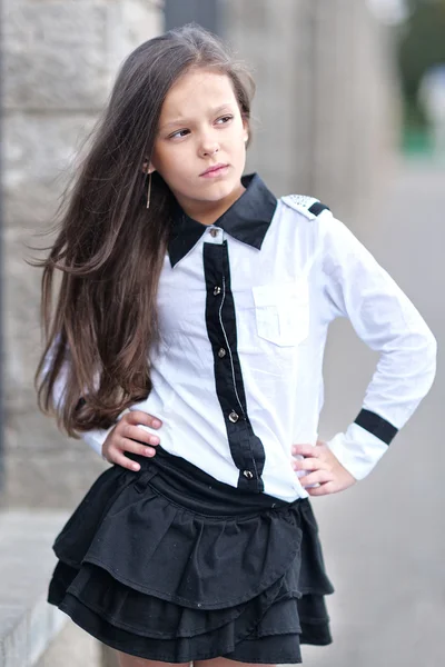 Retrato de menina ao ar livre no verão — Fotografia de Stock