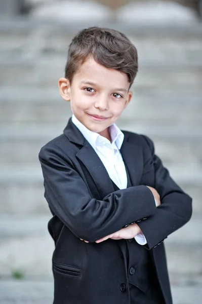 Porträt eines kleinen Jungen im Business-Stil — Stockfoto