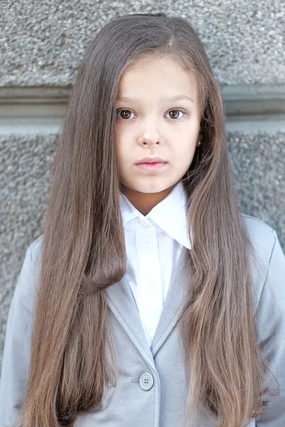 Retrato de menina ao ar livre no verão — Fotografia de Stock