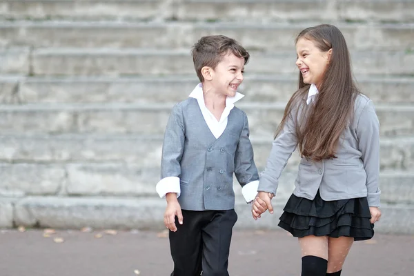 Retrato de um menino e uma menina em terno escolar — Fotografia de Stock