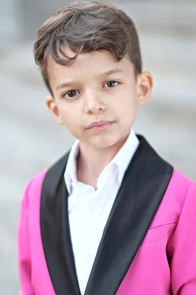 Retrato de un niño pequeño en un estilo de negocio — Foto de Stock