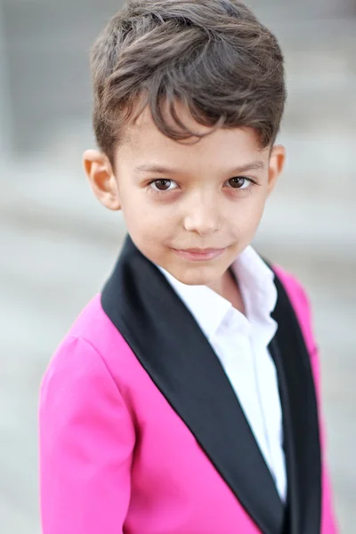 Retrato de un niño pequeño en un estilo de negocio — Foto de Stock