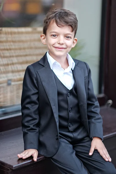 Retrato de un niño pequeño en un estilo de negocio — Foto de Stock