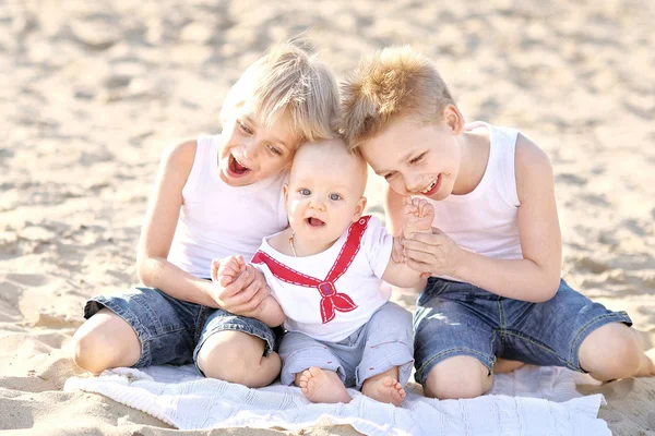 Retrato de tres niños pequeños en la playa en verano —  Fotos de Stock