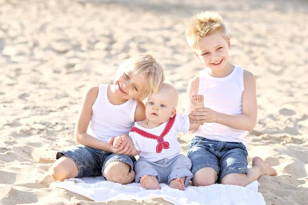 Yaz aylarında sahilde üç küçük erkek portresi — Stok fotoğraf