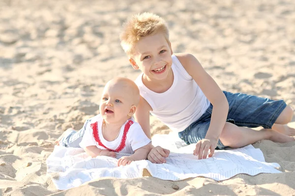 Portrait de deux petits garçons sur la plage en été — Photo