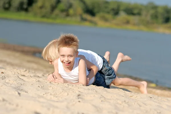 Портрет двух маленьких мальчиков на пляже летом — стоковое фото