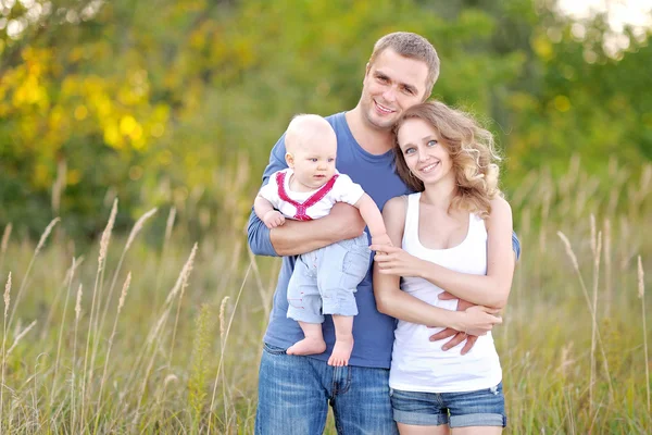 Portret van een gelukkige familie over zomer aard — Stockfoto