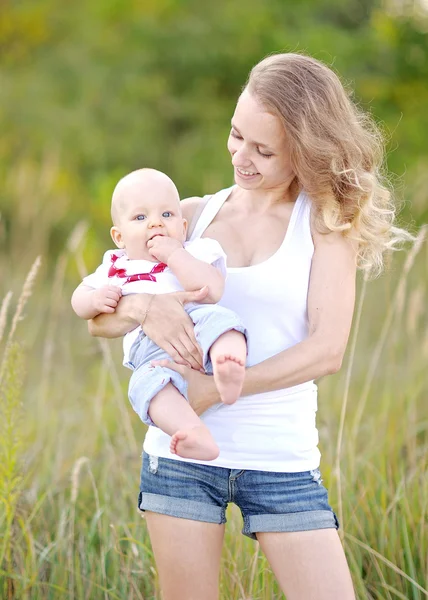 Portrait of a happy family on summer nature — Stock Photo, Image