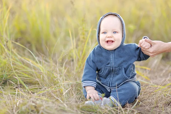 Portrait d'un petit garçon dans la nature en été — Photo