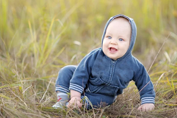 Portrét malého chlapce v přírodě v létě — Stock fotografie