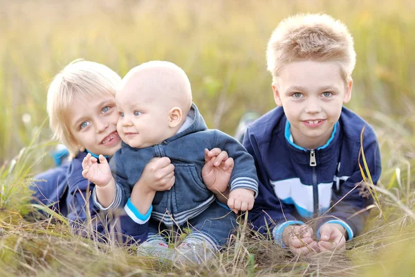 Portret van een gelukkige familie over zomer aard — Stockfoto