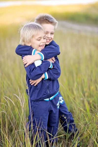 Porträtt av två små pojkar på stranden i sommar — Stockfoto