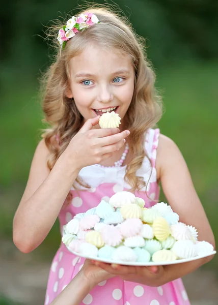 Retrato de una hermosa niña en rosa —  Fotos de Stock