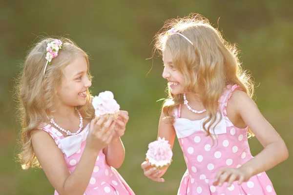 Portret van twee kleine meisjes Tweelingen — Stockfoto