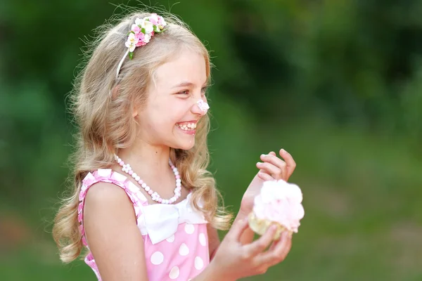 Porträtt av en vacker liten flicka flicka i rosa — Stockfoto