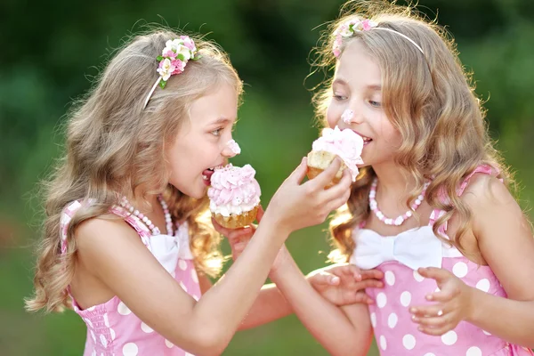 Portret van twee kleine meisjes Tweelingen — Stockfoto