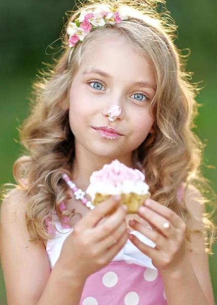 Portrait of a beautiful little girl girl in pink — Stock Photo, Image