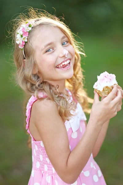 Retrato de una hermosa niña en rosa — Foto de Stock