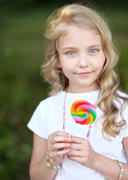 Portrait d'une belle fille avec des bonbons — Photo