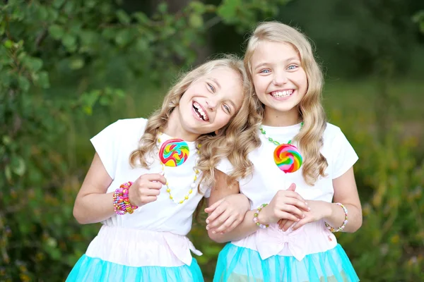 Retrato de dois belos gêmeos meninas — Fotografia de Stock