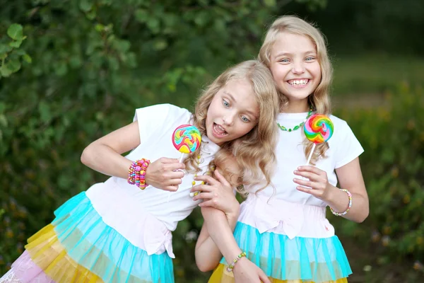 Portrait de deux belles petites filles jumelles — Photo