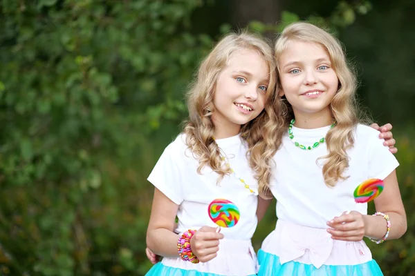 Портрет двух прекрасных маленьких девочек-близнецов — стоковое фото