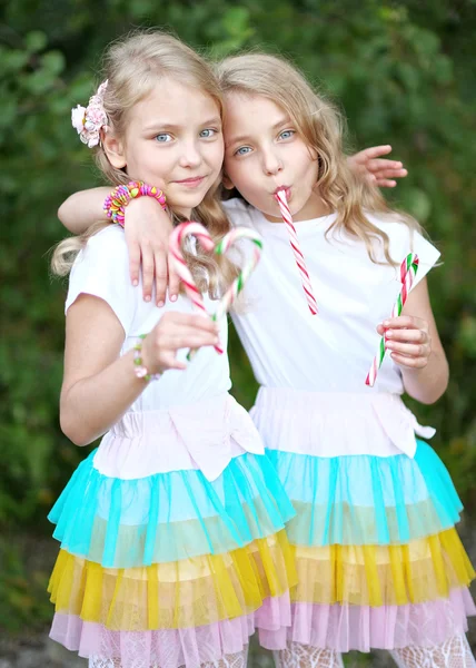 Retrato de dois belos gêmeos meninas — Fotografia de Stock