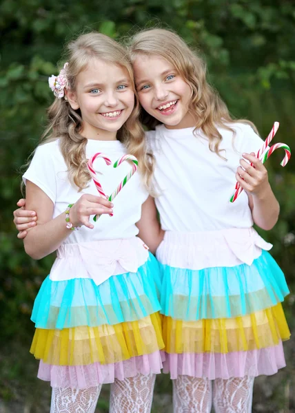 İki beautifullittle kızlar ikiz portresi — Stok fotoğraf