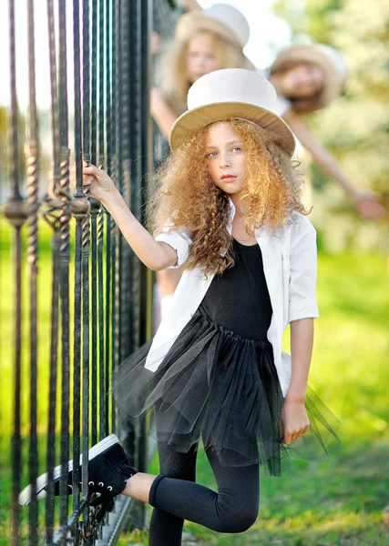 Portre bir iki güzel küçük kız moda — Stok fotoğraf