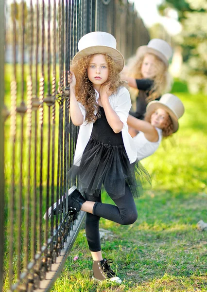 Porträtt av två vackra mode liten flicka — Stockfoto