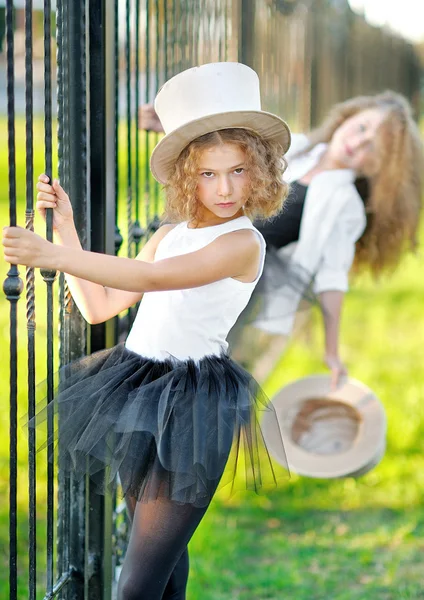 Porträt einer zwei schönen Mode kleines Mädchen — Stockfoto