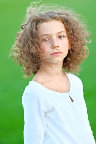 Portrait de petite fille en plein air en été — Photo