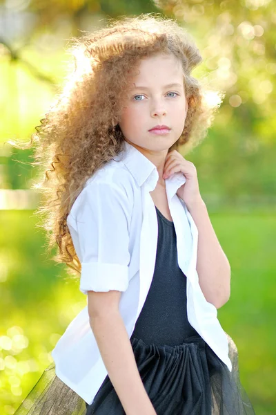 Retrato de uma linda menina da moda — Fotografia de Stock