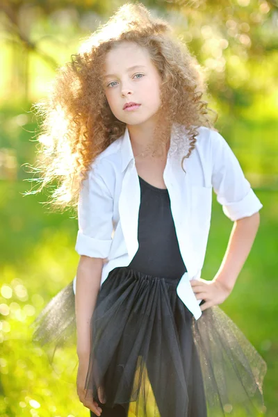 Retrato de uma linda menina da moda — Fotografia de Stock