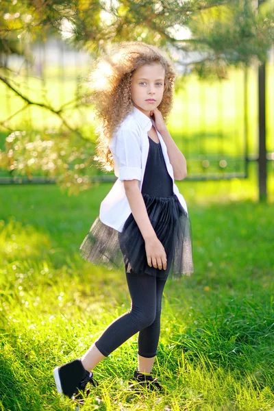 Retrato de una hermosa niña de moda —  Fotos de Stock