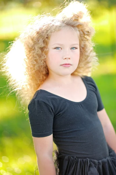 Retrato de una hermosa niña de moda — Foto de Stock