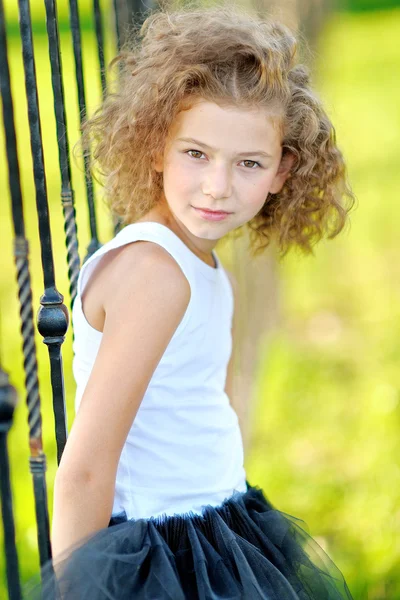 Retrato de uma linda menina da moda — Fotografia de Stock