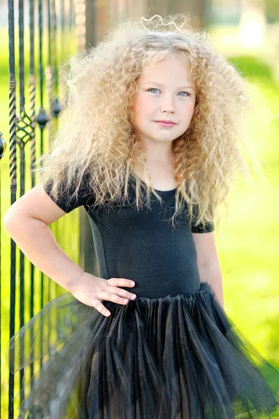 Retrato de una hermosa niña de moda — Foto de Stock