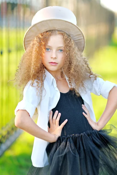 Retrato de uma linda menina da moda — Fotografia de Stock