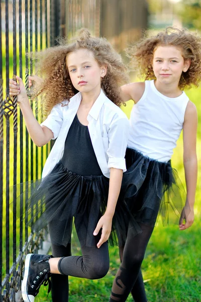 Portrét dvě krásné módní holčička — Stock fotografie